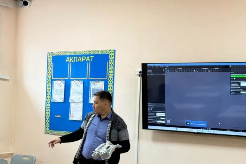 Генеральный директор KERWAN Илья Шаяпов демонстрирует 3D-отсканированную деталь на семинаре в Карагандинском машиностроительном колледже