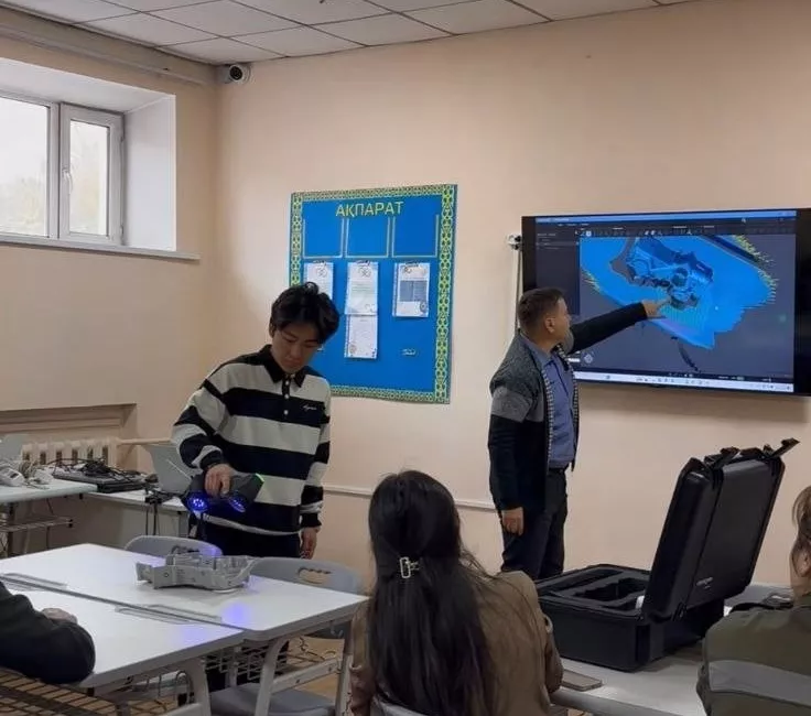 Студент работает с 3D-сканером под руководством специалиста KERWAN в ходе практической части семинара